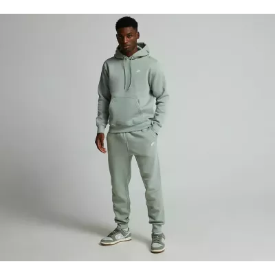 Jogging Nike Sportswear Club Fleece homme vert sauge logo Futura brodé BV2679-371