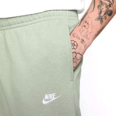 Jogging Nike Sportswear Club Fleece homme vert sauge logo Futura brodé BV2679-371