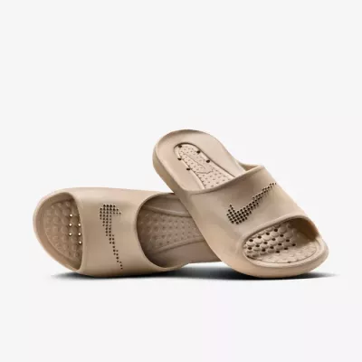 Claquette Nike Victori One homme beige khaki swoosh perforé semelle texturée CZ5478-200