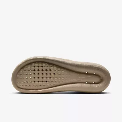 Claquette Nike Victori One homme beige khaki swoosh perforé semelle texturée CZ5478-200