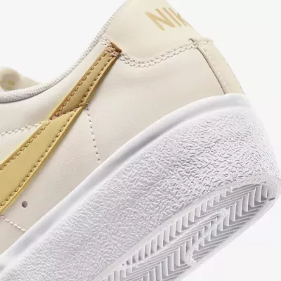 Nike Blazer Low Platform femme sail swoosh jaune gold semelle plateforme DJ0292-113