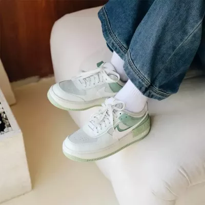 Nike Air Force 1 Shadow femme sail vert sauge swoosh blanc double semelle texture reptile CW2655-001