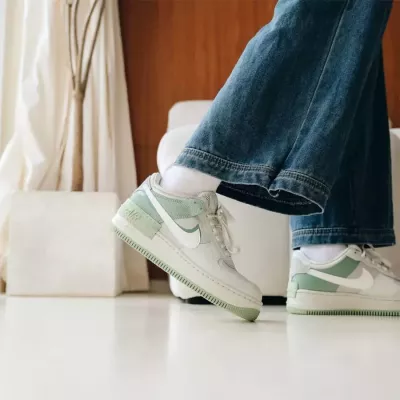 Nike Air Force 1 Shadow femme sail vert sauge swoosh blanc double semelle texture reptile CW2655-001