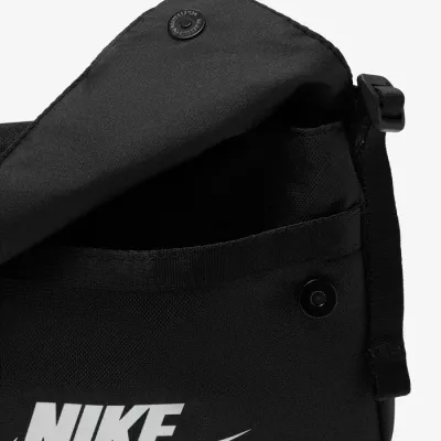 Sacoche bandoulière Nike Futura 365 noir logo Futura blanc vue portée CW9300-010