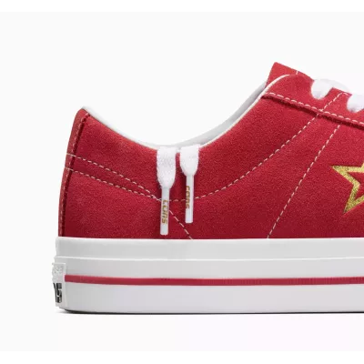 Converse One Star Pro A06646C sneaker basse daim intégral rouge unisexe étoile dorée semelle blanche liseré rouge skate