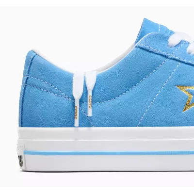 Converse One Star Pro A06647C sneaker basse daim intégral bleu ciel unisexe étoile dorée semelle blanche liseré bleu skate