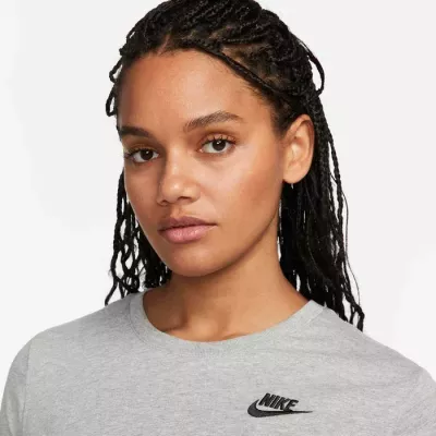 T-shirt Nike Sportswear Club Essentials DX7902-063 gris femme avec coupe décontractée et logo brodé
