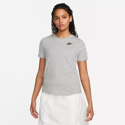 T-shirt Nike Sportswear Club Essentials DX7902-063 gris femme avec coupe décontractée et logo brodé