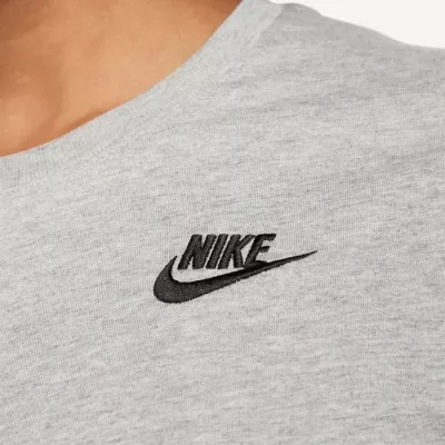 T-shirt Nike Sportswear Club Essentials DX7902-063 gris femme avec coupe décontractée et logo brodé