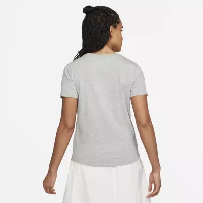 T-shirt Nike Sportswear Club Essentials DX7902-063 gris femme avec coupe décontractée et logo brodé