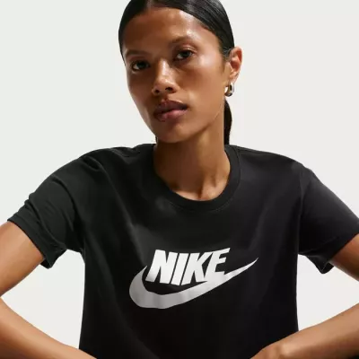 T-shirt Nike Sportswear Club Essentials DX7906-010 noir femme avec coupe ample et logo Futura imprimé