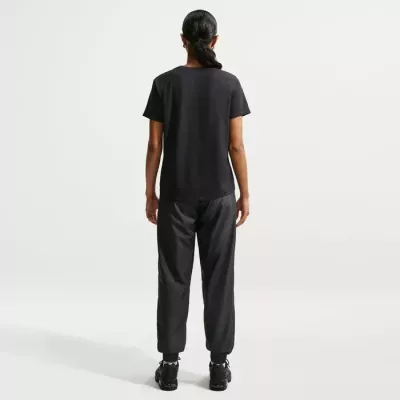 T-shirt Nike Sportswear Club Essentials DX7906-010 noir femme avec coupe ample et logo Futura imprimé