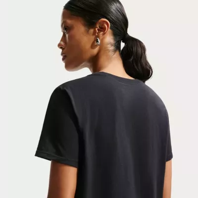 T-shirt Nike Sportswear Club Essentials DX7906-010 noir femme avec coupe ample et logo Futura imprimé