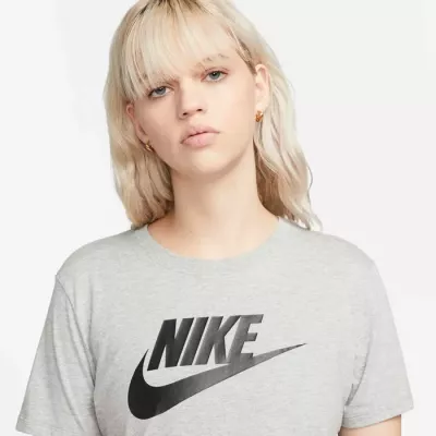 T-shirt Nike Sportswear Club Essentials DX7906-063 gris femme avec coupe décontractée et logo Futura