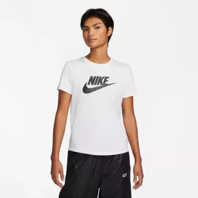 T-shirt Nike Sportswear Club Essentials DX7906-100 blanc femme avec coupe ample et logo Futura imprimé