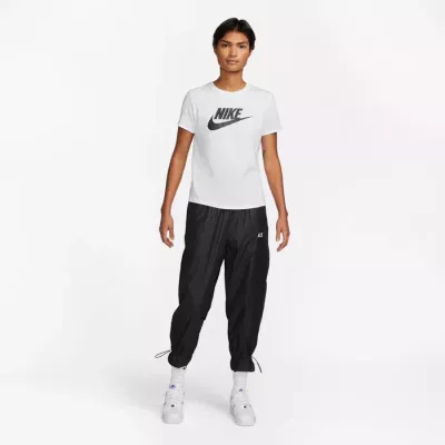 T-shirt Nike Sportswear Club Essentials DX7906-100 blanc femme avec coupe ample et logo Futura imprimé