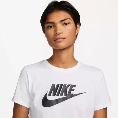 T-shirt Nike Sportswear Club Essentials DX7906-100 blanc femme avec coupe ample et logo Futura imprimé