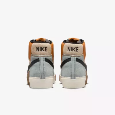 Nike FJ4186-200 multicolore avec empeigne patchwork rétro et semelle caoutchouc signature