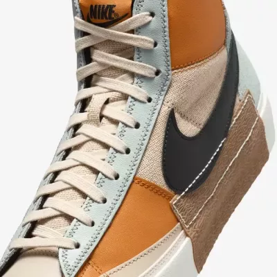Nike FJ4186-200 multicolore avec empeigne patchwork rétro et semelle caoutchouc signature