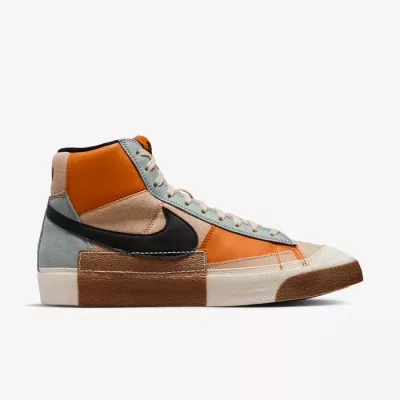 Nike FJ4186-200 multicolore avec empeigne patchwork rétro et semelle caoutchouc signature