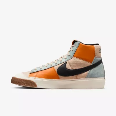 Nike FJ4186-200 multicolore avec empeigne patchwork rétro et semelle caoutchouc signature