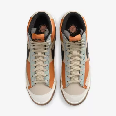 Nike FJ4186-200 multicolore avec empeigne patchwork rétro et semelle caoutchouc signature