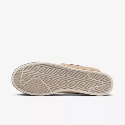 Nike FJ4186-200 multicolore avec empeigne patchwork rétro et semelle caoutchouc signature