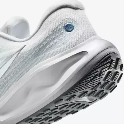 Nike Journey Run FJ7765-006 multicolore avec mesh respirant et amorti haute densité