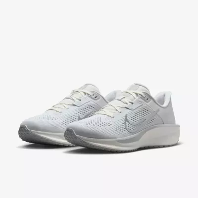 Nike Quest 6 FD6034-007 blanche avec amorti réactif et maintien renforcé au milieu du pied