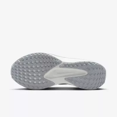 Nike Quest 6 FD6034-007 blanche avec amorti réactif et maintien renforcé au milieu du pied