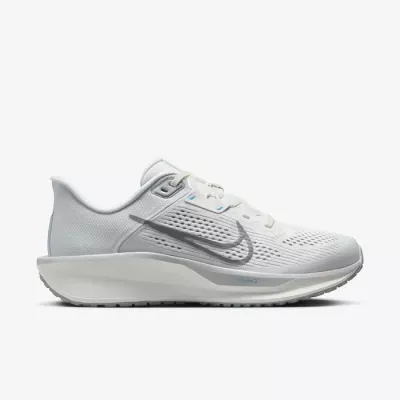 Nike Quest 6 FD6034-007 blanche avec amorti réactif et maintien renforcé au milieu du pied