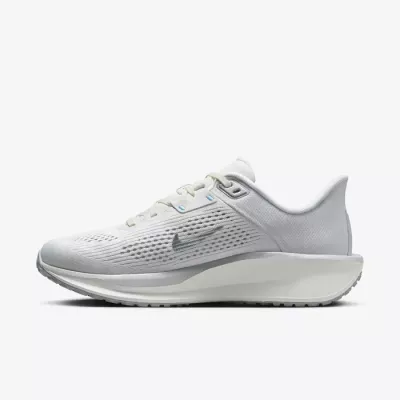 Nike Quest 6 FD6034-007 blanche avec amorti réactif et maintien renforcé au milieu du pied