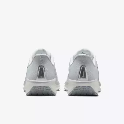 Nike Quest 6 FD6034-007 blanche avec amorti réactif et maintien renforcé au milieu du pied