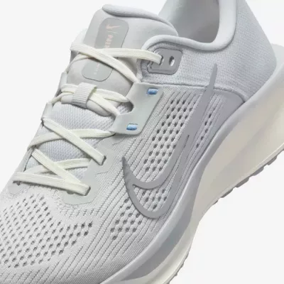 Nike Quest 6 FD6034-007 blanche avec amorti réactif et maintien renforcé au milieu du pied