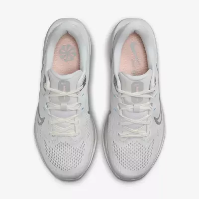 Nike Quest 6 FD6034-007 blanche avec amorti réactif et maintien renforcé au milieu du pied