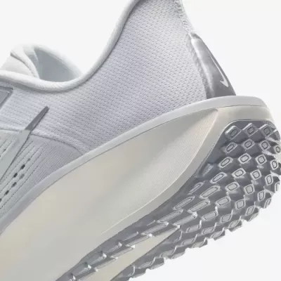 Nike Quest 6 FD6034-007 blanche avec amorti réactif et maintien renforcé au milieu du pied