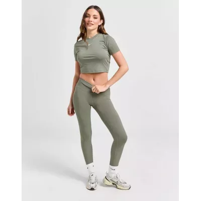T-shirt Nike FB2873-320 vert femme avec coupe ajustée et tissu jersey doux premium