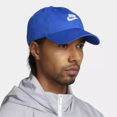 Casquette Nike Club Cap FB5368-480 bleue avec logo Futura brodé et visière précourbée