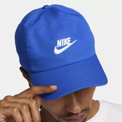 Casquette Nike Club Cap FB5368-480 bleue avec logo Futura brodé et visière précourbée
