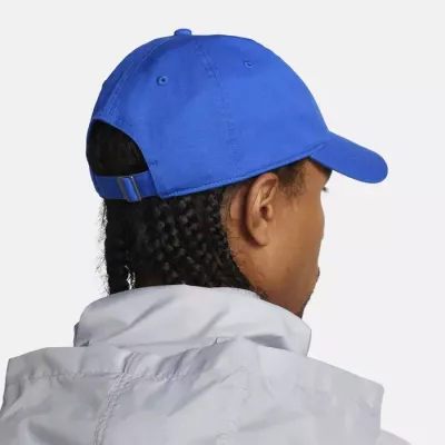 Casquette Nike Club Cap FB5368-480 bleue avec logo Futura brodé et visière précourbée