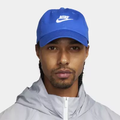 Casquette Nike Club Cap FB5368-480 bleue avec logo Futura brodé et visière précourbée
