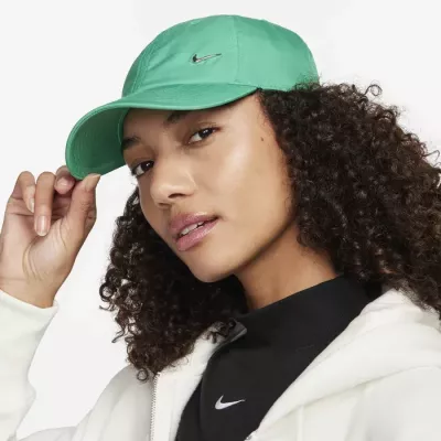 Casquette Nike Club Dri-FIT FB5372-324 verte avec logo Swoosh métallique et tissu respirant
