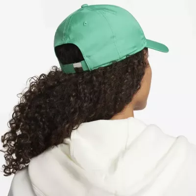 Casquette Nike Club Dri-FIT FB5372-324 verte avec logo Swoosh métallique et tissu respirant