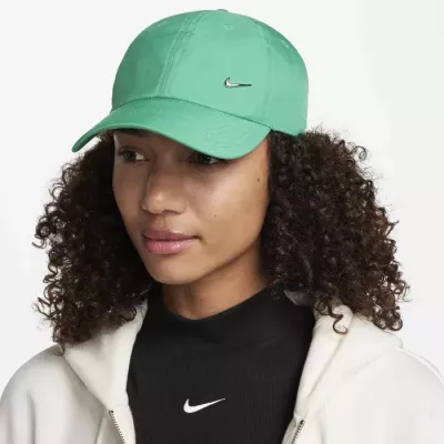 Casquette Nike Club Dri-FIT FB5372-324 verte avec logo Swoosh métallique et tissu respirant