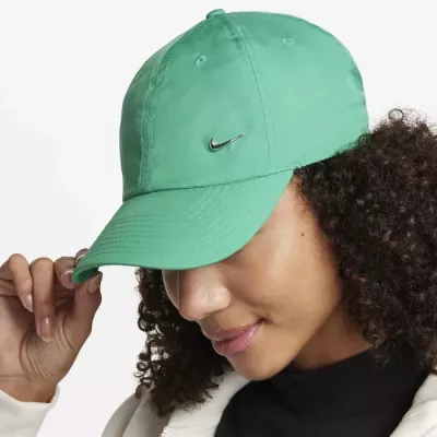 Casquette Nike Club Dri-FIT FB5372-324 verte avec logo Swoosh métallique et tissu respirant
