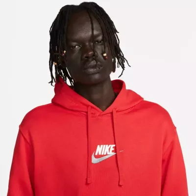 Sweat à capuche Nike Club French Terry FB7788-657 rouge avec logo Futura brodé et tissu éponge français