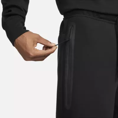 Short Nike Tech Fleece FB8171-010 noir homme avec tissu premium et poche signature