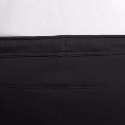Short Nike Tech Fleece FB8171-010 noir homme avec tissu premium et poche signature