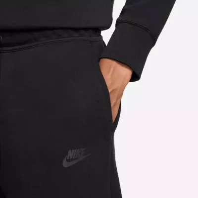 Short Nike Tech Fleece FB8171-010 noir homme avec tissu premium et poche signature