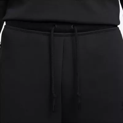 Short Nike Tech Fleece FB8171-010 noir homme avec tissu premium et poche signature